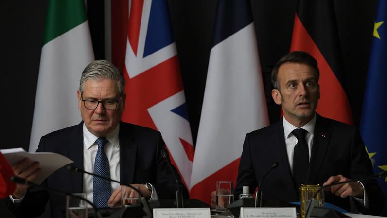 O primeiro-ministro do Reino Unido, Keir Starmer, participa de uma reunião com o presidente da França, Emmanuel Macron, em Paris