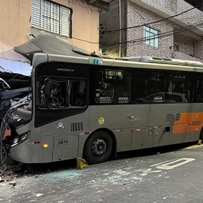 Oito feridos após ônibus bater em casa na zona oeste de SP