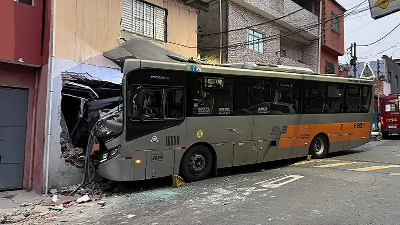 Acidente ocorreu na rua Denis Chaudet, altura do número 19
