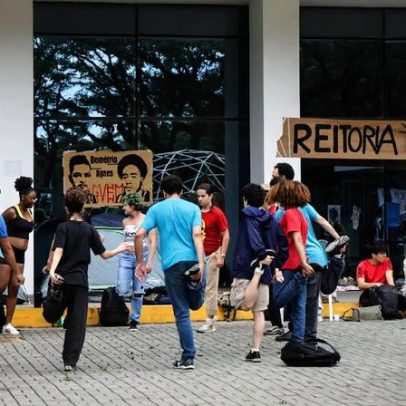 Greve na USP supera 50h; estudantes planejam Dia das Mães na reitoria