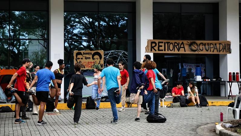 Estudantes ocupam a reitoria da USP desde quinta-feira, 7
