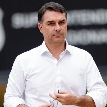 Contradições e mensagens secretas aumentam suspeita sobre Flávio Bolsonaro