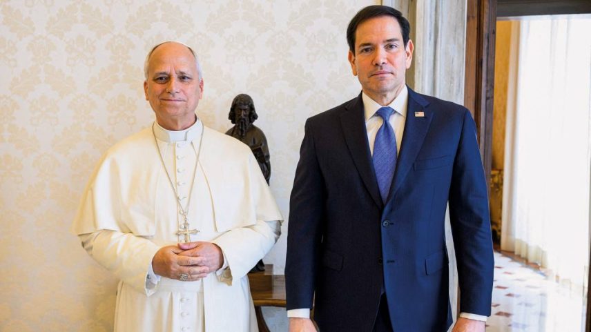 SORRINDO AMARELO - O ocupante do Trono de Pedro com Rubio: visita para pôr panos quentes (Vatican Media/AFP)