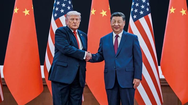 APERTO DE MÃO - O americano e o chinês entre sorrisos: a foto não capta a alta tensão