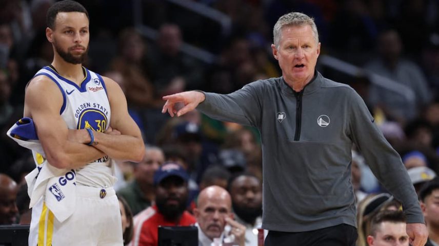 Stephen Curry e Steve Kerr em jogo da NBA (Foto: PATRICK SMITH / AFP)