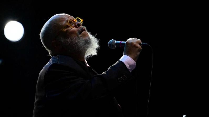 Cantor Ed motta.