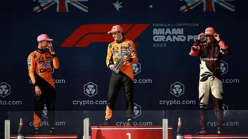 Oscar Piastri no topo do pódio, fechado por Lando Norris e George Russell, do GP de Miami na F1 2025 (Foto: Hector Vivas/Getty Images/AFP)