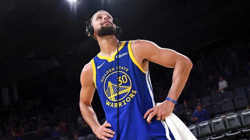 Stephen Curry em Golden State Warriors x Utah Jazz (Foto: Noah Graham / NBAE / Getty Images / Getty Images via AFP)