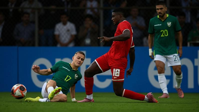 Kadir, do Botafogo, brilhou com a camisa da seleção do Panamá (Foto: Aizar Raldes/AFP)