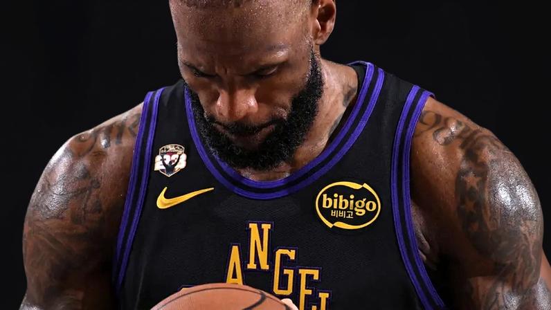 LeBron James, do Los Angeles Lakers, se prepara para arremesso livre contra o LA Clippers na NBA, em Los Angeles, em 22 de janeiro de 2026 (Foto: Juan Ocampo/NBAE/Getty Images/AFP)