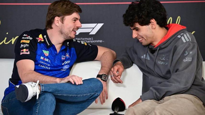 Max Verstappen e Gabriel Bortoleto em coletiva da pré-temporada da Fórmula 1 (Foto: Giuseppe Cacace/AFP)