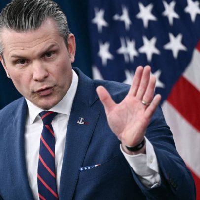 Cessar-fogo com Irã não acabou, diz Hegseth apesar de ataques em Ormuz