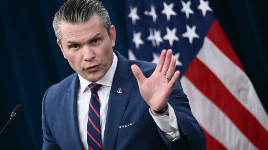 O secretário de Defesa dos EUA, Pete Hegseth, discursa durante uma coletiva de imprensa sobre a ação militar dos EUA no Irã, no Pentágono, em Washington, D.C., em 2 de março de 2026