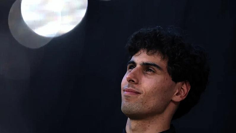Gabriel Bortoleto posa para retrato antes do GP da Austrália de Fórmula 1 no Albert Park, em Melbourne (Foto: Martin Keep/AFP)