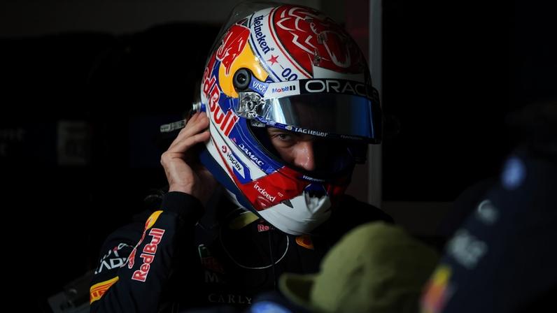 Verstappen ajusta o capacete nos boxes durante a classificação da sprint do GP da China (Foto: Andy Wong/Pool/AFP)