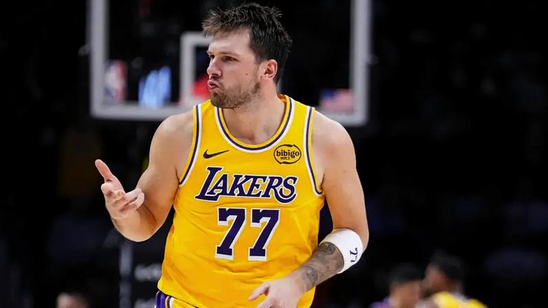 Luka Doncic comemora cesta de três contra o Miami Heat no Kaseya Center, em Miami (Foto: Rich Storry/Getty Images/AFP)