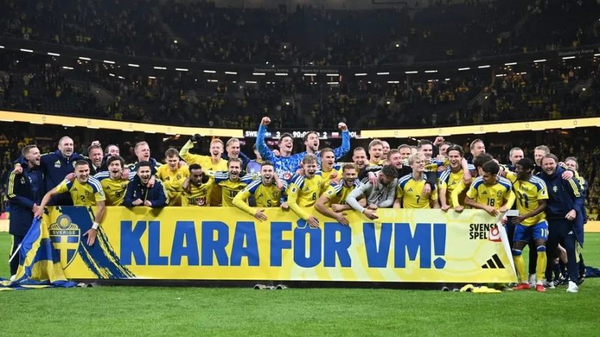 Suecos comemoram a classificação para a Copa do Mundo.
