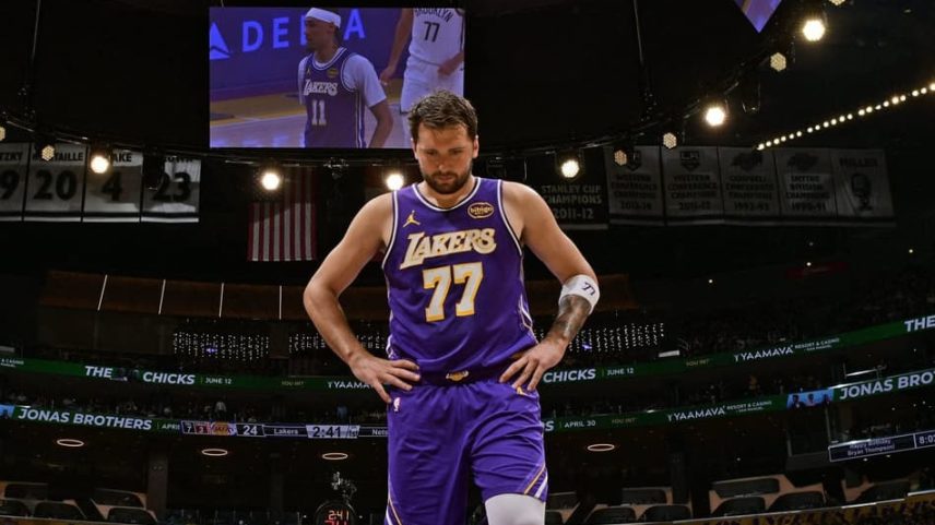 Los Angeles, 27/03/2026: Luka Doncic (#77), do Lakers, observa jogo contra Nets na Crypto.com Arena. (Foto: Adam Pantozzi/NBAE/Getty Images via AFP)