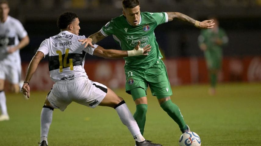 Franco Troyansky, atacante do Audax Italiano, durante a partida de estreia contra o Olímpia (Foto: Rodrigo Arangua/AFP)