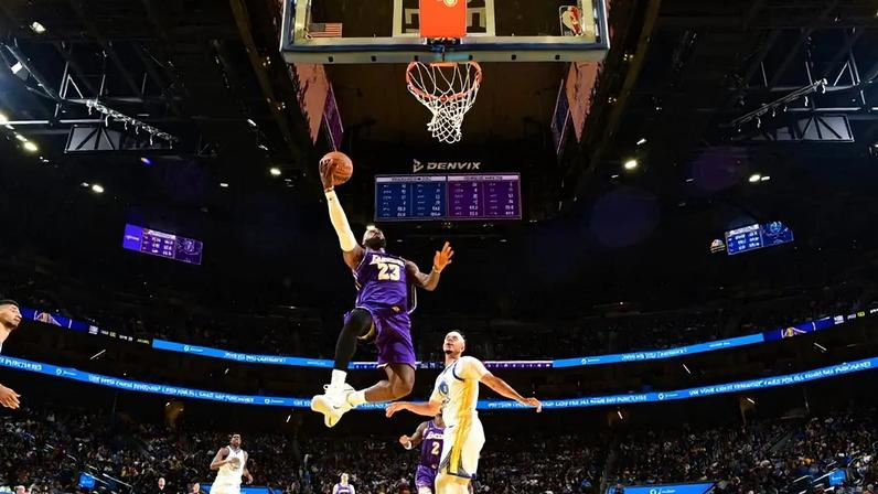 LeBron James, do Los Angeles Lakers, parte para a cesta em jogo contra o Golden State Warriors no Chase Center, em San Francisco, em 9 de abril de 2026 (Foto: Adam Pantozzi/NBAE via Getty Images/AFP)