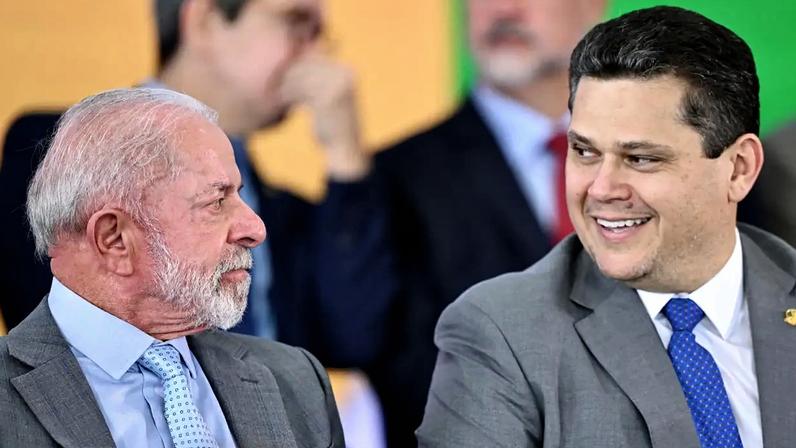 Lula e Davi Alcolumbre durante evento no Planalto - 14/04/2026 (EVARISTO SA/AFP)