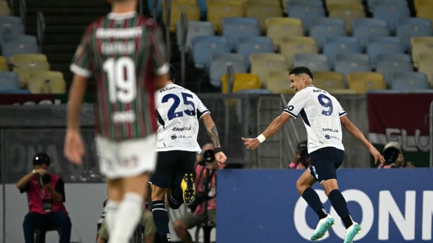 Jogadores do Independiente Rivadavia comemoram gol no Fluminense (Foto: MAURO PIMENTEL / AFP)