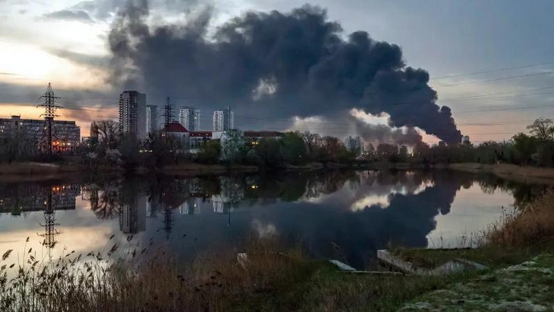 Ataques aéreos em Kiev deixam quatro mortos, incluindo criança de 12 anos, em meio à invasão russa da Ucrânia. 16/04/2026 - (Vladyslav Musiienko/AFP)