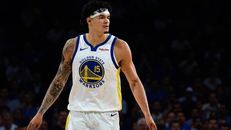 O brasileiro Gui Santos, do Golden State Warriors, observa o jogo contra o Phoenix Suns pelo Play-In. (Foto: Kate Frese/Nbae/Getty Images/Afp)