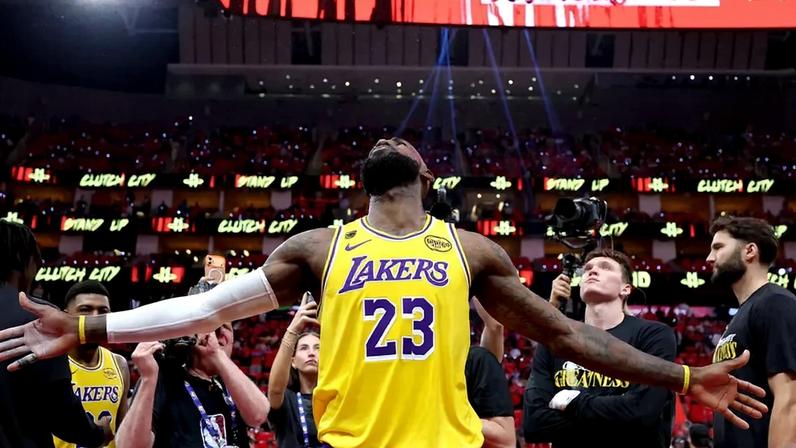 LeBron James, do Lakers, faz gesto durante ritual pré-jogo contra o Rockets pela primeira rodada dos playoffs (Foto: Kenneth richmond/Getty images/Afp)