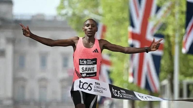 O queniano Sabastian Sawe quebrou o recorde mundial ao vencer a Maratona de Londres (Foto: JUSTIN TALLIS / AFP)