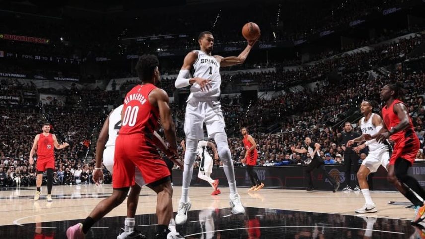 O francês Victor Wembanyama, do San Antonio Spurs na partida contra o Portland Trail Blazers pelos playoffs da NBA (Foto: Joe Murphy/NBAE via AFP