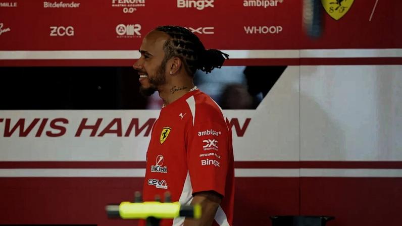 Lewis Hamilton, da Scuderia Ferrari, observa a garagem durante as atividades de prévia do GP de Miami de F1 (Foto: Chris graythen/Getty images/Afp)