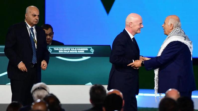 O presidente da Fifa, Gianni Infantino, durante o 76º Congresso da Fifa, em Vancouver, no Canadá, ao lado do presidente da Associação Palestina de Futebol (PFA), Jibril Rajoub, e de Basim Sheikh, vice-presidente da federação israelense do esporte. 30/04/2026