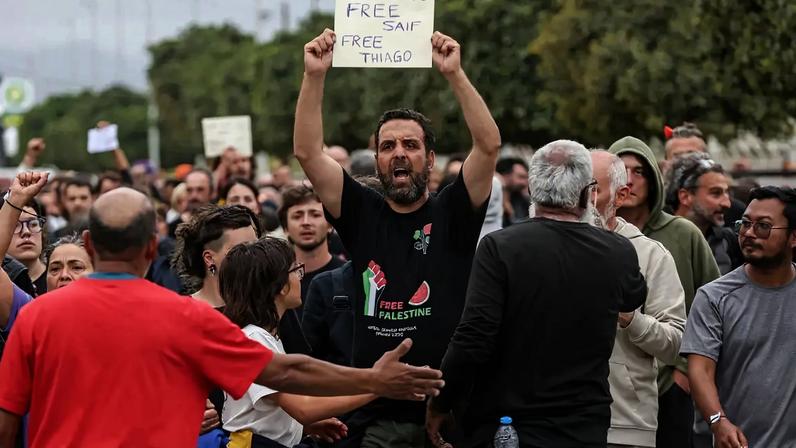 Membros da flotilha Global Sumud, interceptados pela Marinha israelense em águas internacionais, realizam uma manifestação na cidade de Ierapetra, na ilha de Creta, Grécia. 01/05/2026 - (Costas Metaxakis/AFP)
