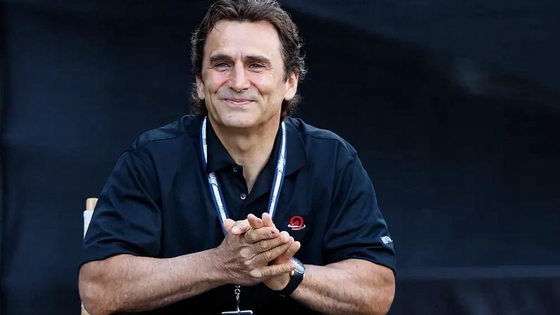 Alex Zanardi conversa com Chip Ganassi durante apresentação em Indianápolis, 2013. (Foto: Chris Graythen/Getty images/AFP)