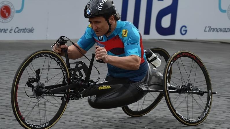 Alex Zanardi participa da 23ª Maratona de Roma, em 2017. O ícone do esporte faleceu aos 59 anos. (Foto: Andreas solaro/afp)