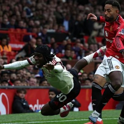 Manchester United vence Liverpool e volta à Champions após dois anos