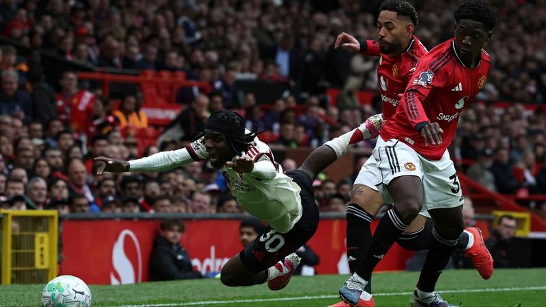 O United vencia por 2 a 0 no intervalo, e o Liverpol, mesmo sem seu principal jogador Mohamed Salah, conseguiu empatar em 2 a 2. No entanto, a equipe do técnico Michael Carrick garantiu a vitória graças a um gol de Kobbie Mainoo aos 32 minutos do segundo tempo.