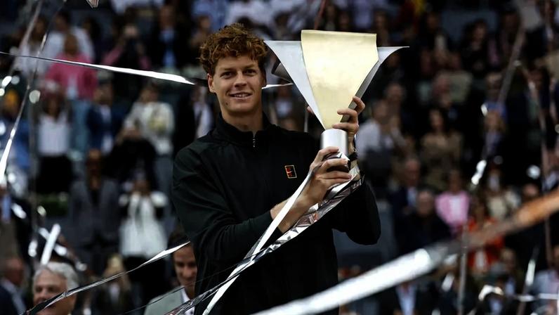 Jannik Sinner conquista o Masters 1000 de Madrid (Foto Oscar DEL POZO / AFP)