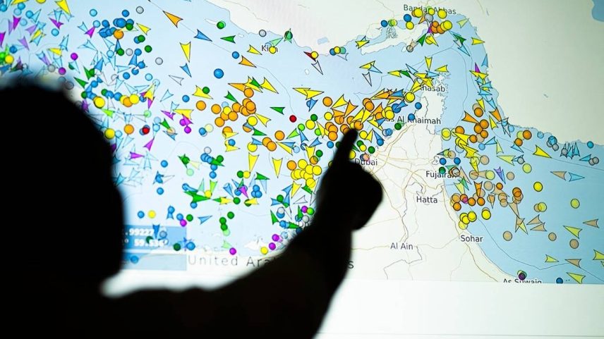 Uma fotoilustração tirada em Nicósia em 4 de maio de 2026 mostra uma pessoa em frente a uma tela grande que exibe os movimentos de embarcações no Estreito de Ormuz em um site de rastreamento de navios (./AFP)