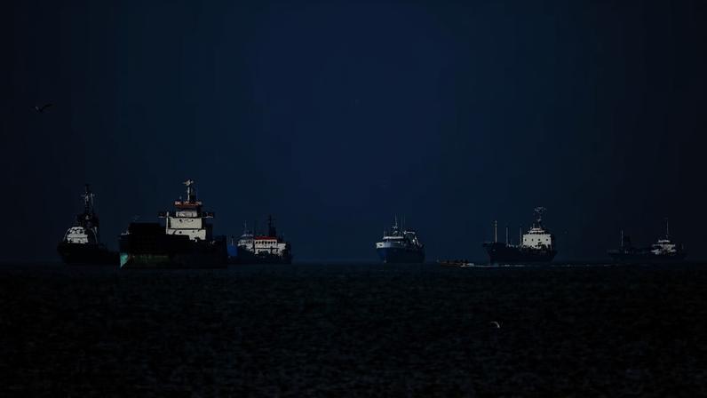 Nesta imagem obtida pela agência de notícias iraniana ISNA em 4 de maio de 2026, embarcações aparecem ancoradas no Estreito de Ormuz, perto de Bandar Abbas, no sul do Irã. (AMIRHOSSEIN KHORGOOEI / ISNA/AFP)