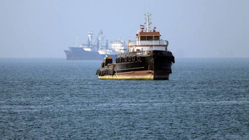 Nesta imagem obtida pela agência de notícias iraniana ISNA em 4 de maio de 2026, o rebocador Basim, com bandeira iraniana, navega próximo a um navio ancorado no Estreito de Ormuz, perto de Bandar Abbas, no sul do Irã. (AMIRHOSSEIN KHORGOOEI / ISNA/AFP)