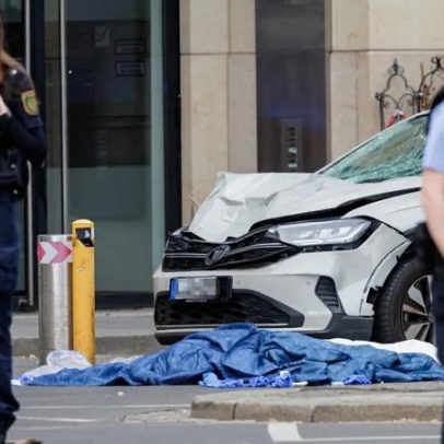 Carro atropela multidão em cidade alemã e deixa dois mortos