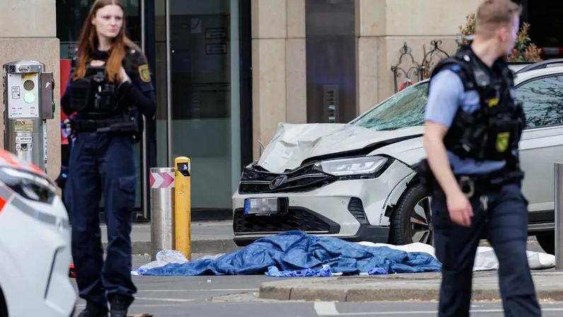 Membros dos serviços de emergência trabalham no local onde um carro atropelou pessoas em Leipzig, no leste da Alemanha, deixando pelo menos dois mortos e vários feridos, em 4 de maio de 2026.