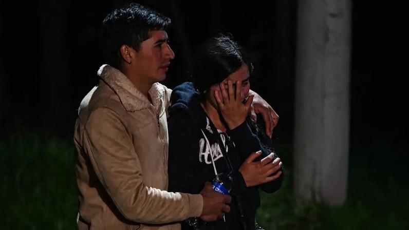 Familiares lamentam a morte de nove mineiros após uma explosão em uma mina de carvão em Sutatausa, na, Colômbia