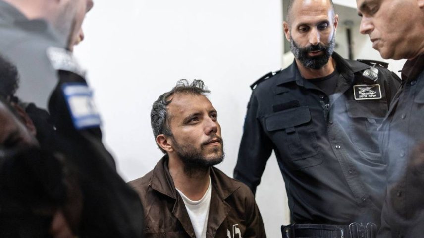O ativista brasileiro Thiago Ávila é escoltado para o tribunal na cidade costeira israelense de Ashkelon. 05/05/2026 - (Ilia Yefimovich/AFP)