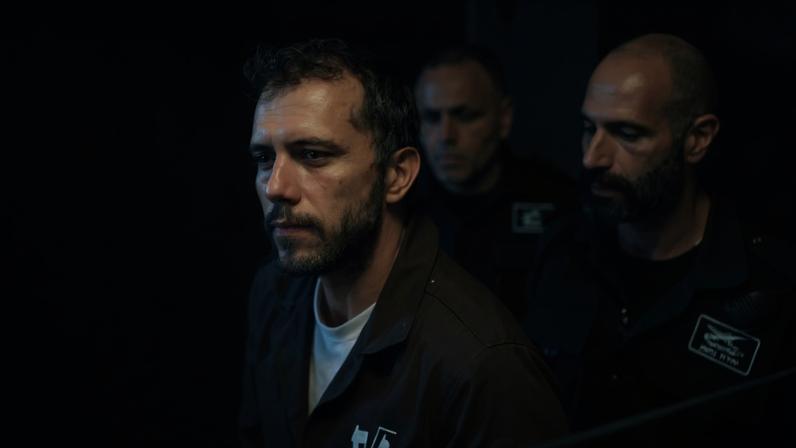 O ativista brasileiro Thiago Ávila é escoltado para o tribunal na cidade costeira israelense de Ashkelon. 05/05/2026 - (Ilia Yefimovich/AFP)