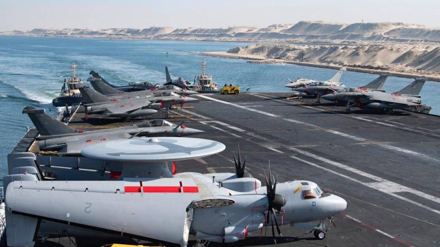 Imagem divulgada pela Marinha Francesa em 6 de maio de 2026 mostra o porta-aviões Charles de Gaulle no Canal de Suez, a caminho do Mar Vermelho