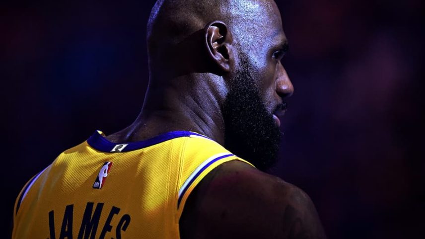 LeBron James, do Los Angeles Lakers, observa antes da partida contra o Oklahoma City Thunder no jogo um da segunda rodada dos playoffs da Conferência Oeste (Foto: Joshua gateley/Getty images/Afp)
