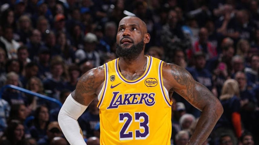 LeBron James, do Los Angeles Lakers, observa a partida contra o Oklahoma City Thunder no jogo dois da segunda rodada dos playoffs da NBA (Foto: Garrett ellwood/Nbae via getty images/Afp)